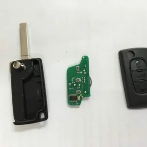 Disponibil imediat Cheie briceag completă compatibilă Peugeot 407, 3 butoane, cip ID46
