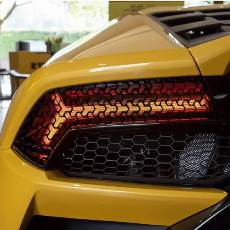 Ultima șansă Set 2 folii autoadezive decupate pentru decorarea stopurilor auto, dimensiune 2 x 48 x 30cm, culoare Negru Mat, model HONEYCOMB TRIANGLE FAVLine Selection