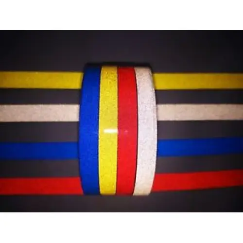 Bandă reflectorizantă albă 015W, 10 mm x 45,7 m – rolă pentru marcaje vizibile Ofertă